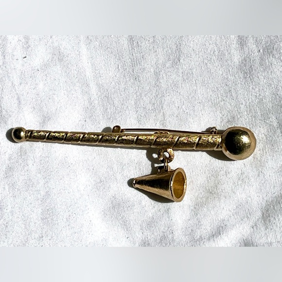Vintage gold tone baton/megaphone brooch - Picture 8 of 8